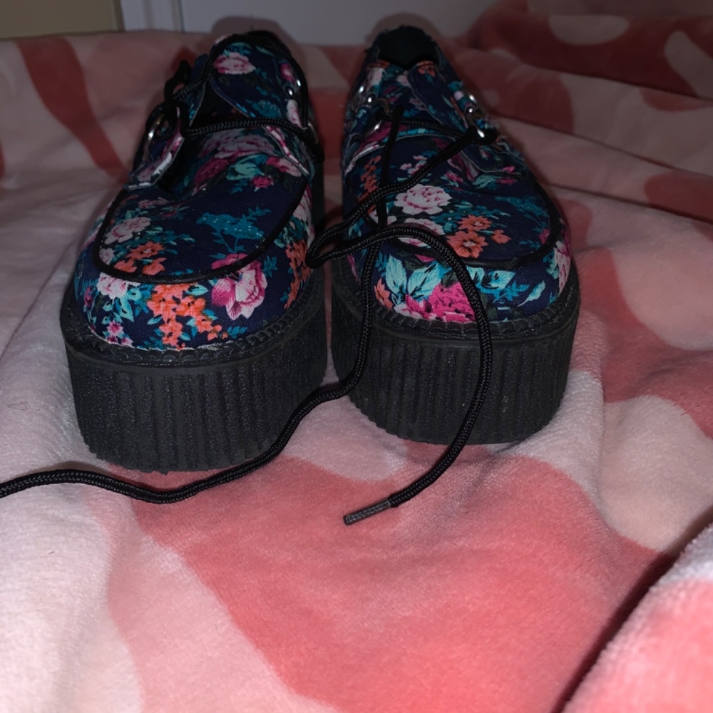 T.U.K. Flower Pattern  Platforms - Picture 2 of 5